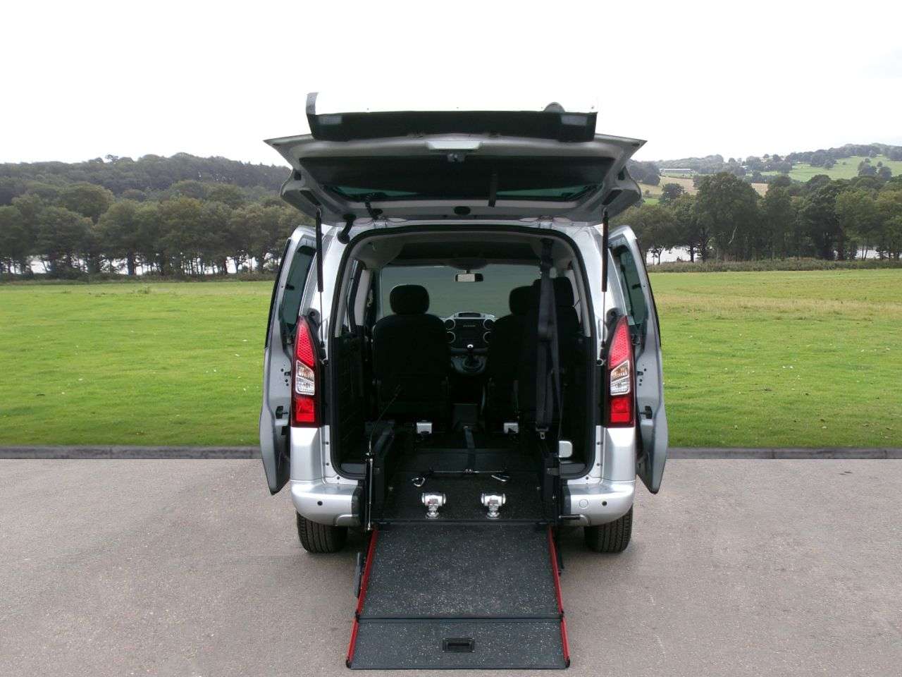 A 2019 PEUGEOT PARTNER TEPEE 1.6 BlueHDi Allure MPV 5dr Diesel Manual Euro 6 (s/s) (100 ps) POWER WINCH A 2019 PEUGEOT PARTNER TEPEE 1.6 BlueHDi Allure MPV 5dr Diesel Manual Euro 6 (s/s) (100 ps) POWER WINCH