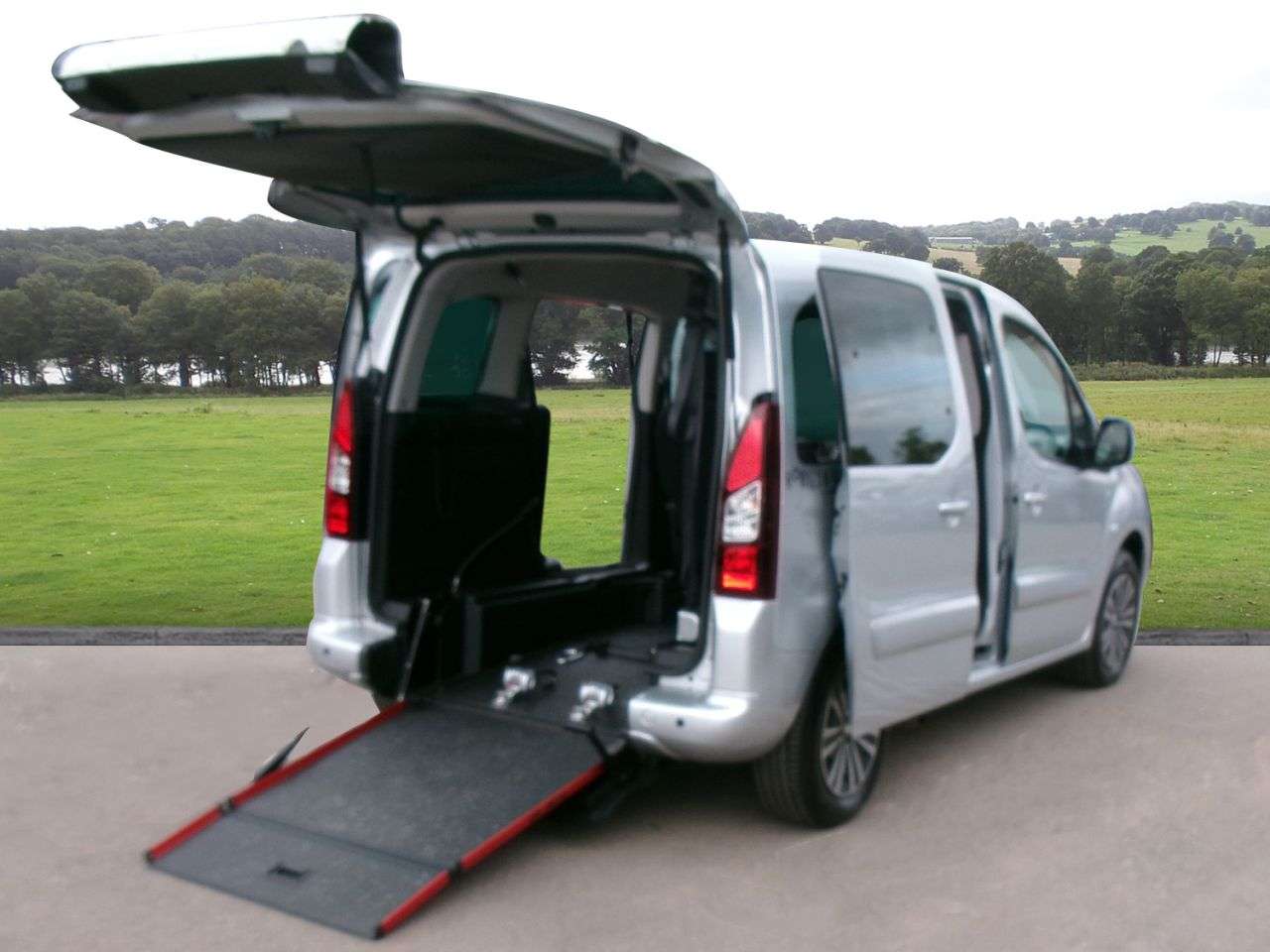 A 2019 PEUGEOT PARTNER TEPEE 1.6 BlueHDi Allure MPV 5dr Diesel Manual Euro 6 (s/s) (100 ps) POWER WINCH A 2019 PEUGEOT PARTNER TEPEE 1.6 BlueHDi Allure MPV 5dr Diesel Manual Euro 6 (s/s) (100 ps) POWER WINCH