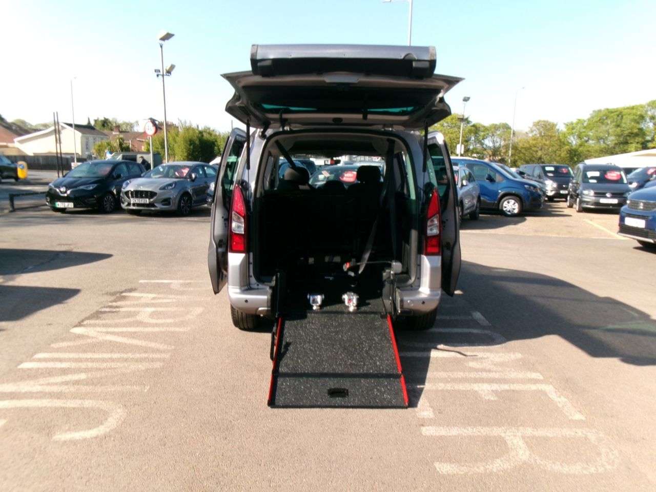 A 2019 PEUGEOT PARTNER 1.6L 5d 75 BHP Versatile seating. A 2019 PEUGEOT PARTNER 1.6L 5d 75 BHP Versatile seating.