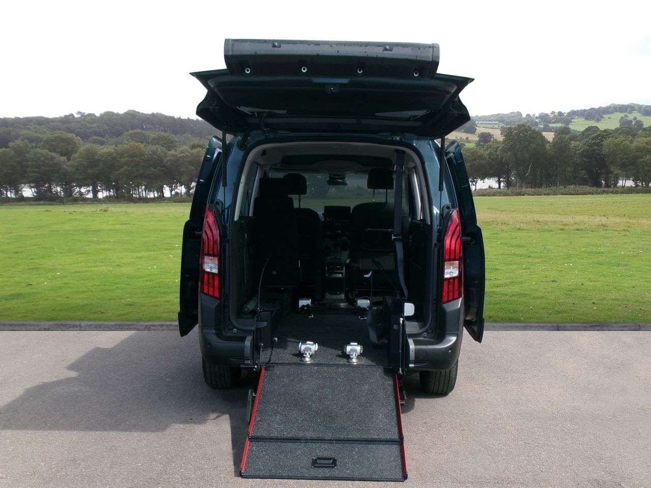 A 2025 PEUGEOT RIFTER 1.5L 5d 101 BHP ONLY 500 MILES A 2025 PEUGEOT RIFTER 1.5L 5d 101 BHP ONLY 500 MILES