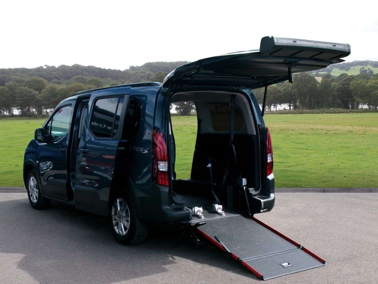 A 2025 PEUGEOT RIFTER 1.5L 5d 101 BHP ONLY 500 MILES A 2025 PEUGEOT RIFTER 1.5L 5d 101 BHP ONLY 500 MILES