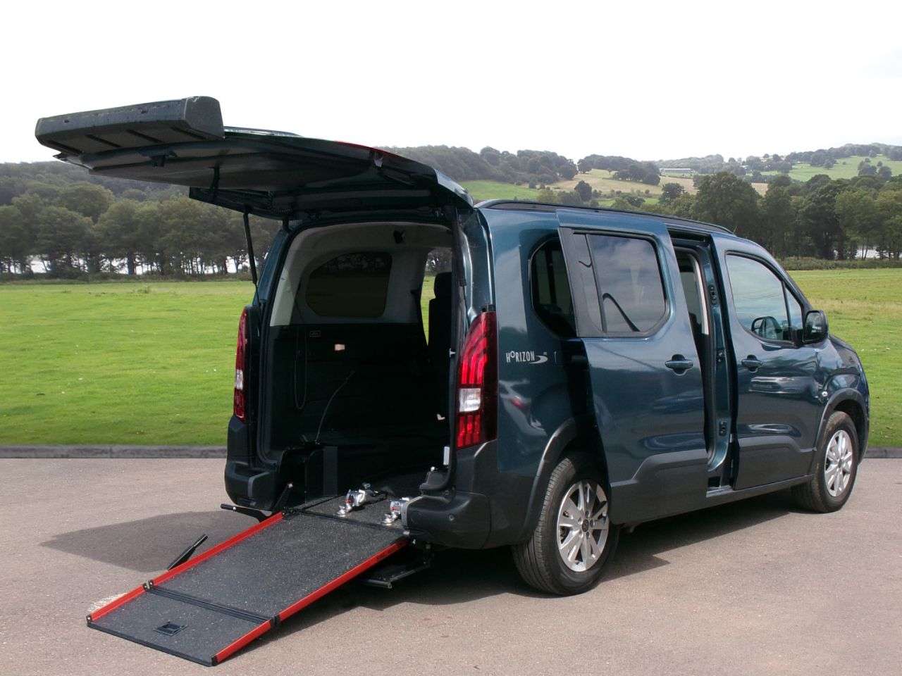 A 2025 PEUGEOT RIFTER 1.5L 5d 101 BHP ONLY 500 MILES A 2025 PEUGEOT RIFTER 1.5L 5d 101 BHP ONLY 500 MILES