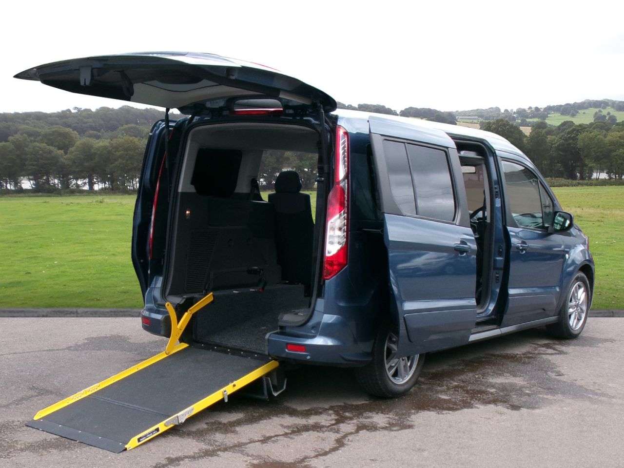 A 2022 FORD GRAND TOURNEO CONNECT 1.5 EcoBlue Titanium MPV 5dr Diesel Manual Euro 6 (s/s) (120 ps) Low mileag A 2022 FORD GRAND TOURNEO CONNECT 1.5 EcoBlue Titanium MPV 5dr Diesel Manual Euro 6 (s/s) (120 ps) Low mileag