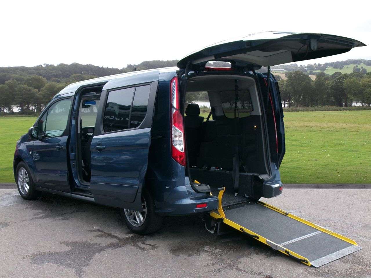 A 2022 FORD GRAND TOURNEO CONNECT 1.5 EcoBlue Titanium MPV 5dr Diesel Manual Euro 6 (s/s) (120 ps) Low mileag A 2022 FORD GRAND TOURNEO CONNECT 1.5 EcoBlue Titanium MPV 5dr Diesel Manual Euro 6 (s/s) (120 ps) Low mileag