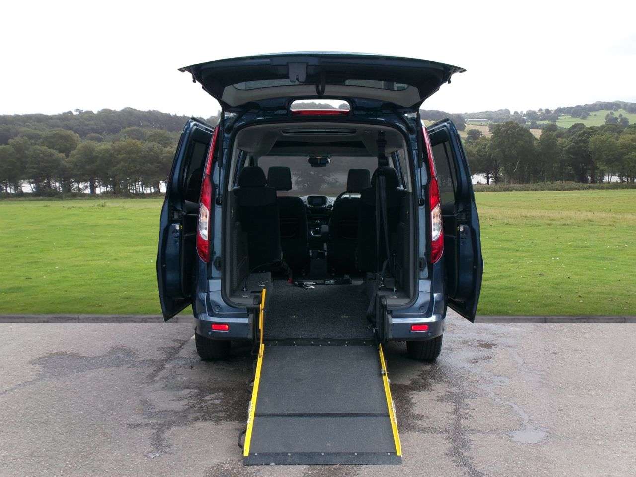 A 2022 FORD GRAND TOURNEO CONNECT 1.5 EcoBlue Titanium MPV 5dr Diesel Manual Euro 6 (s/s) (120 ps) Low mileag A 2022 FORD GRAND TOURNEO CONNECT 1.5 EcoBlue Titanium MPV 5dr Diesel Manual Euro 6 (s/s) (120 ps) Low mileag