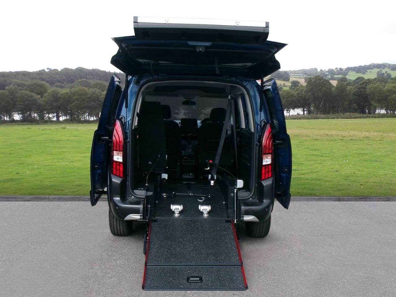 A 2021 PEUGEOT RIFTER 1.5 BlueHDi Allure Standard MPV 5dr Diesel Manual Euro 6 (100 ps) Low Milea A 2021 PEUGEOT RIFTER 1.5 BlueHDi Allure Standard MPV 5dr Diesel Manual Euro 6 (100 ps) Low Milea
