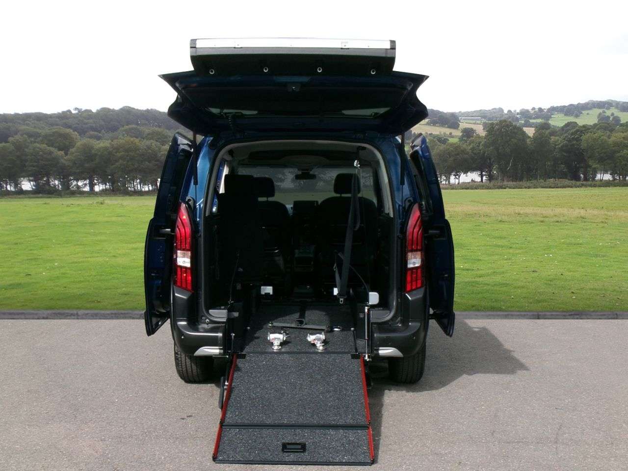A 2023 PEUGEOT RIFTER 1.5 BlueHDi Allure Standard MPV 5dr Diesel Manual Euro 6 (100 ps) Low milea A 2023 PEUGEOT RIFTER 1.5 BlueHDi Allure Standard MPV 5dr Diesel Manual Euro 6 (100 ps) Low milea
