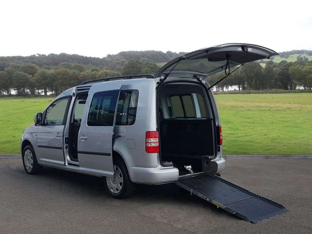 A 2015 VOLKSWAGEN CADDY MAXI LIFE 1.6 TDI CR MPV 5dr Diesel DSG Euro 5 (102 ps) Automatic and Low Mileage A 2015 VOLKSWAGEN CADDY MAXI LIFE 1.6 TDI CR MPV 5dr Diesel DSG Euro 5 (102 ps) Automatic and Low Mileage