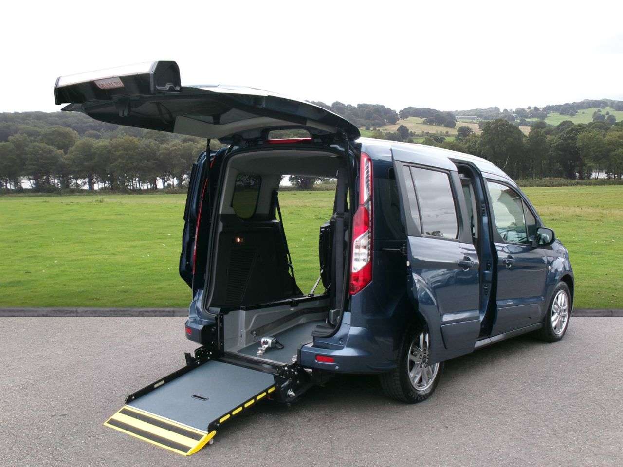 A 2021 FORD TOURNEO CONNECT 1.5 EcoBlue Titanium MPV 5dr Diesel Auto Euro 6 (s/s) (120 ps) Automatic an A 2021 FORD TOURNEO CONNECT 1.5 EcoBlue Titanium MPV 5dr Diesel Auto Euro 6 (s/s) (120 ps) Automatic an