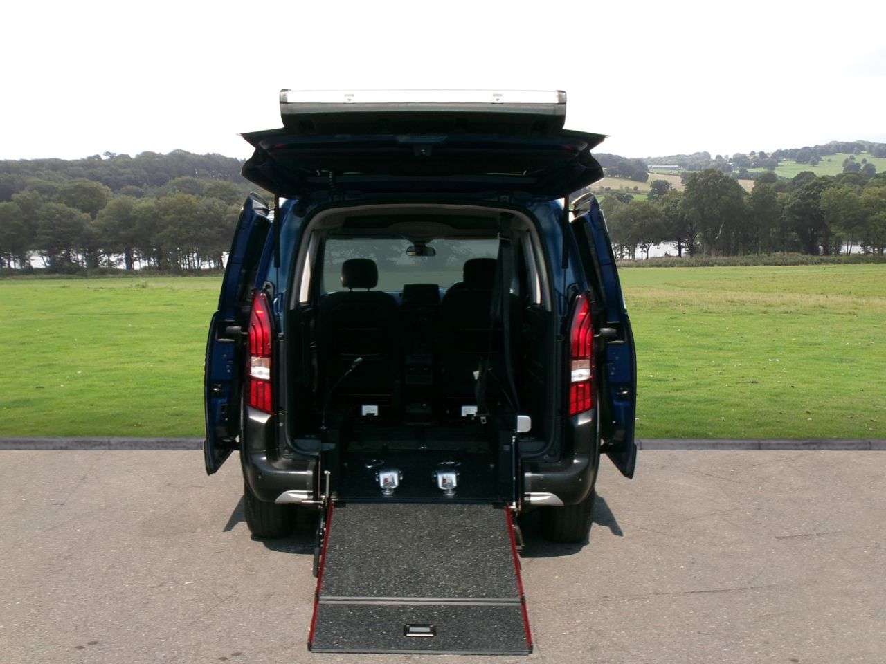 A 2021 PEUGEOT RIFTER 1.5 BlueHDi Allure Standard MPV 5dr Diesel Manual Euro 6 (100 ps) Reversing A 2021 PEUGEOT RIFTER 1.5 BlueHDi Allure Standard MPV 5dr Diesel Manual Euro 6 (100 ps) Reversing