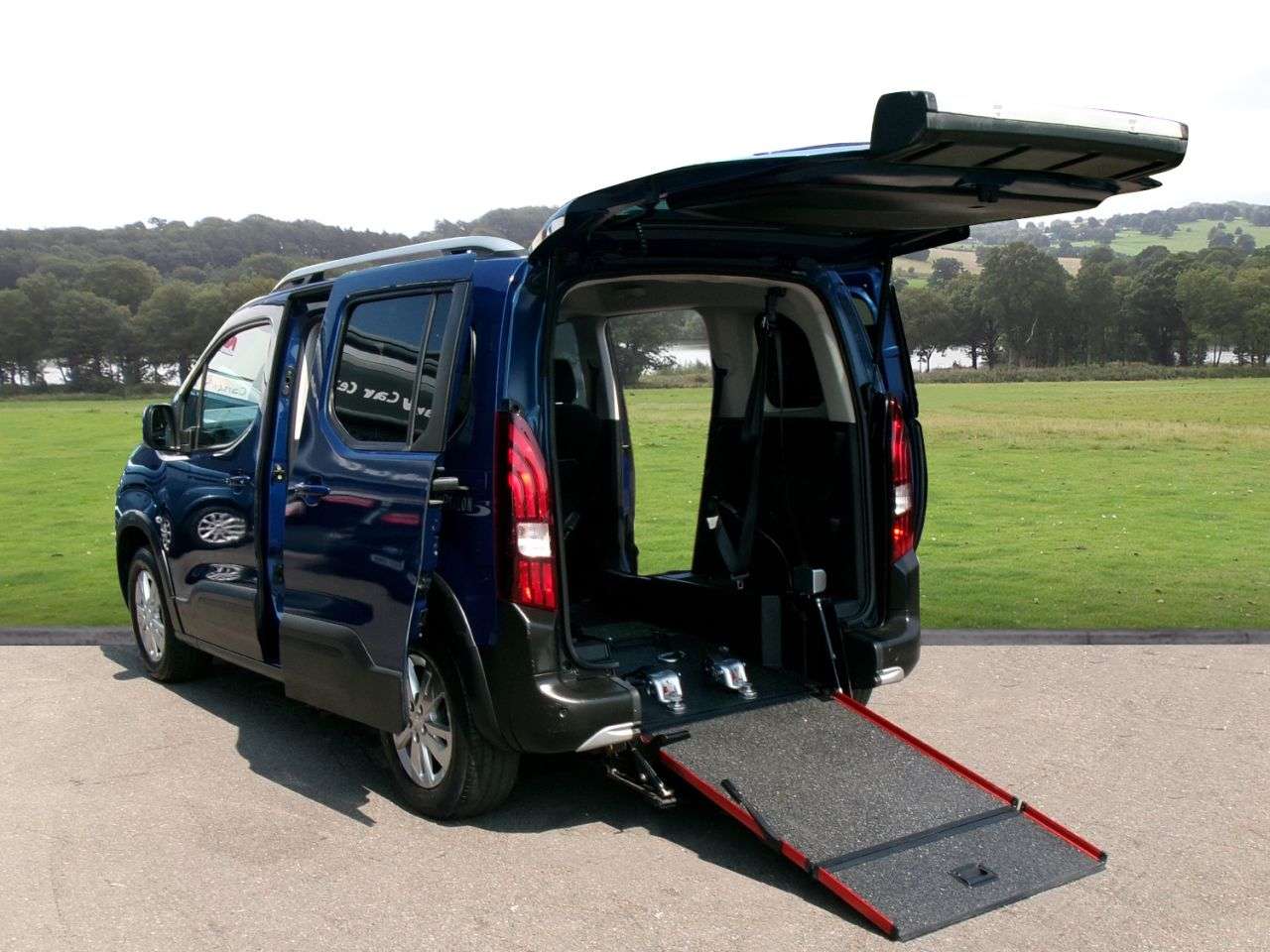 A 2021 PEUGEOT RIFTER 1.5 BlueHDi Allure Standard MPV 5dr Diesel Manual Euro 6 (100 ps) Reversing A 2021 PEUGEOT RIFTER 1.5 BlueHDi Allure Standard MPV 5dr Diesel Manual Euro 6 (100 ps) Reversing