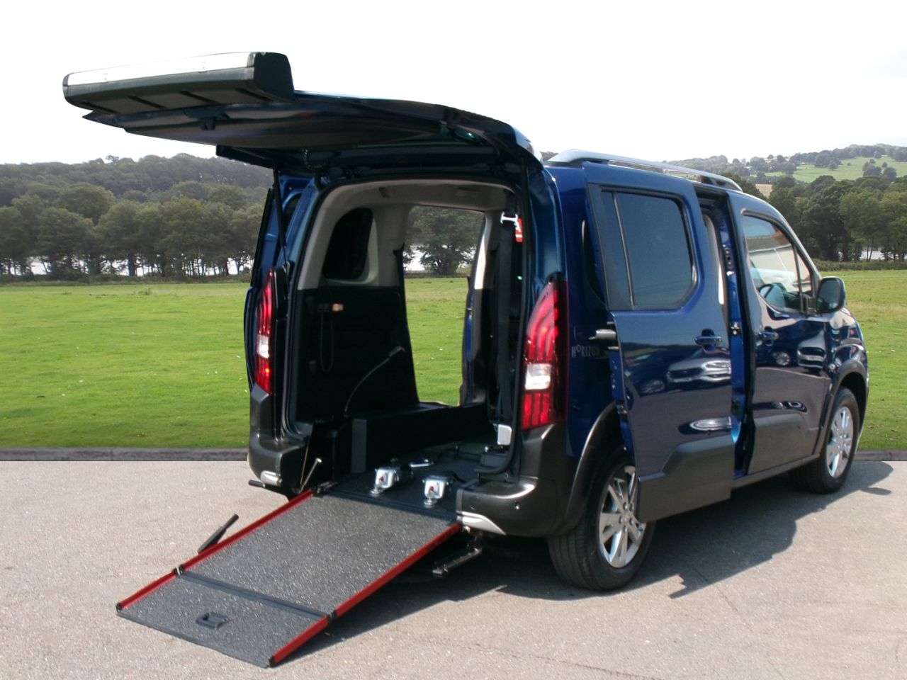 A 2021 PEUGEOT RIFTER 1.5 BlueHDi Allure Standard MPV 5dr Diesel Manual Euro 6 (100 ps) Reversing A 2021 PEUGEOT RIFTER 1.5 BlueHDi Allure Standard MPV 5dr Diesel Manual Euro 6 (100 ps) Reversing