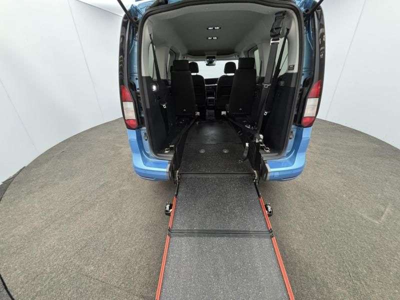 A 2023 FORD GRAND TOURNEO CONNECT 2.0 EcoBlue Titanium MPV 5dr Diesel DCT Euro 6 (s/s) (122 ps) A 2023 FORD GRAND TOURNEO CONNECT 2.0 EcoBlue Titanium MPV 5dr Diesel DCT Euro 6 (s/s) (122 ps)