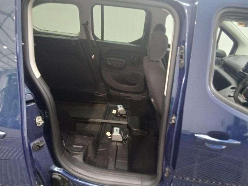A 2023 PEUGEOT RIFTER 1.5 BlueHDi Allure Long MPV 5dr Diesel EAT Euro 6 (s/s) (130 ps) A 2023 PEUGEOT RIFTER 1.5 BlueHDi Allure Long MPV 5dr Diesel EAT Euro 6 (s/s) (130 ps)