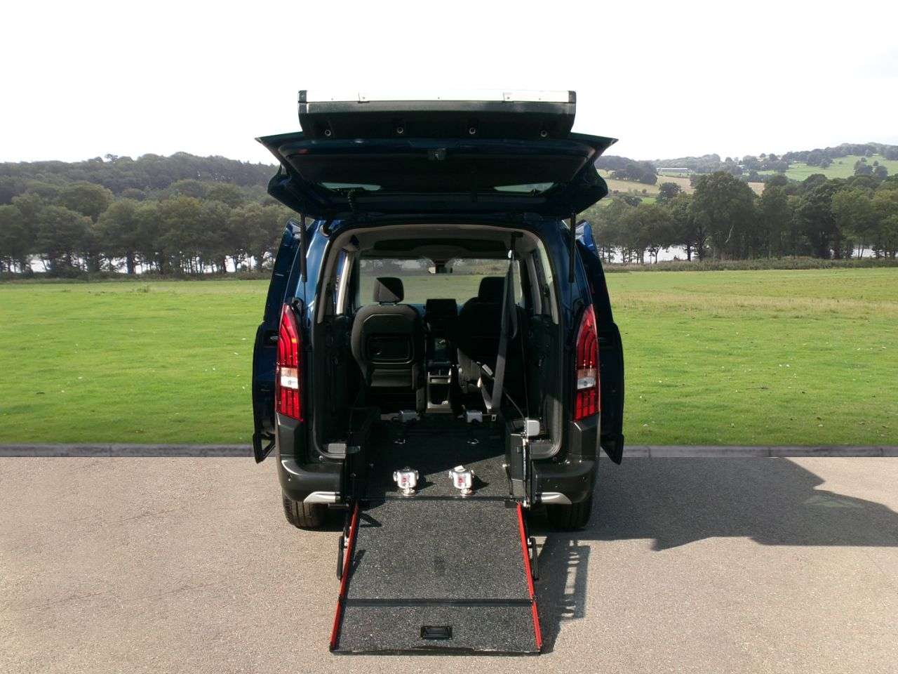 A 2023 PEUGEOT RIFTER 1.5 BlueHDi Allure Long MPV 5dr Diesel EAT Euro 6 (s/s) (130 ps) Automatic, A 2023 PEUGEOT RIFTER 1.5 BlueHDi Allure Long MPV 5dr Diesel EAT Euro 6 (s/s) (130 ps) Automatic,