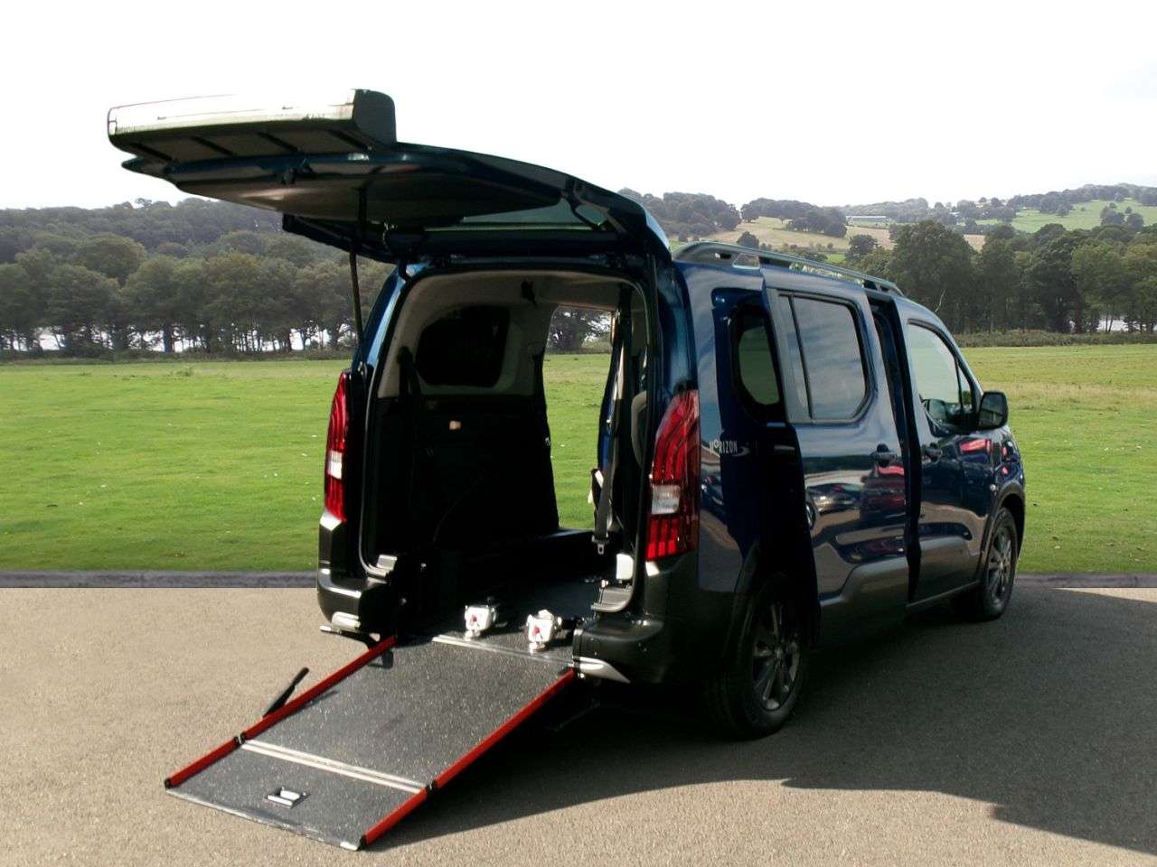 A 2023 PEUGEOT RIFTER 1.5 BlueHDi Allure Long MPV 5dr Diesel EAT Euro 6 (s/s) (130 ps) Automatic, A 2023 PEUGEOT RIFTER 1.5 BlueHDi Allure Long MPV 5dr Diesel EAT Euro 6 (s/s) (130 ps) Automatic,