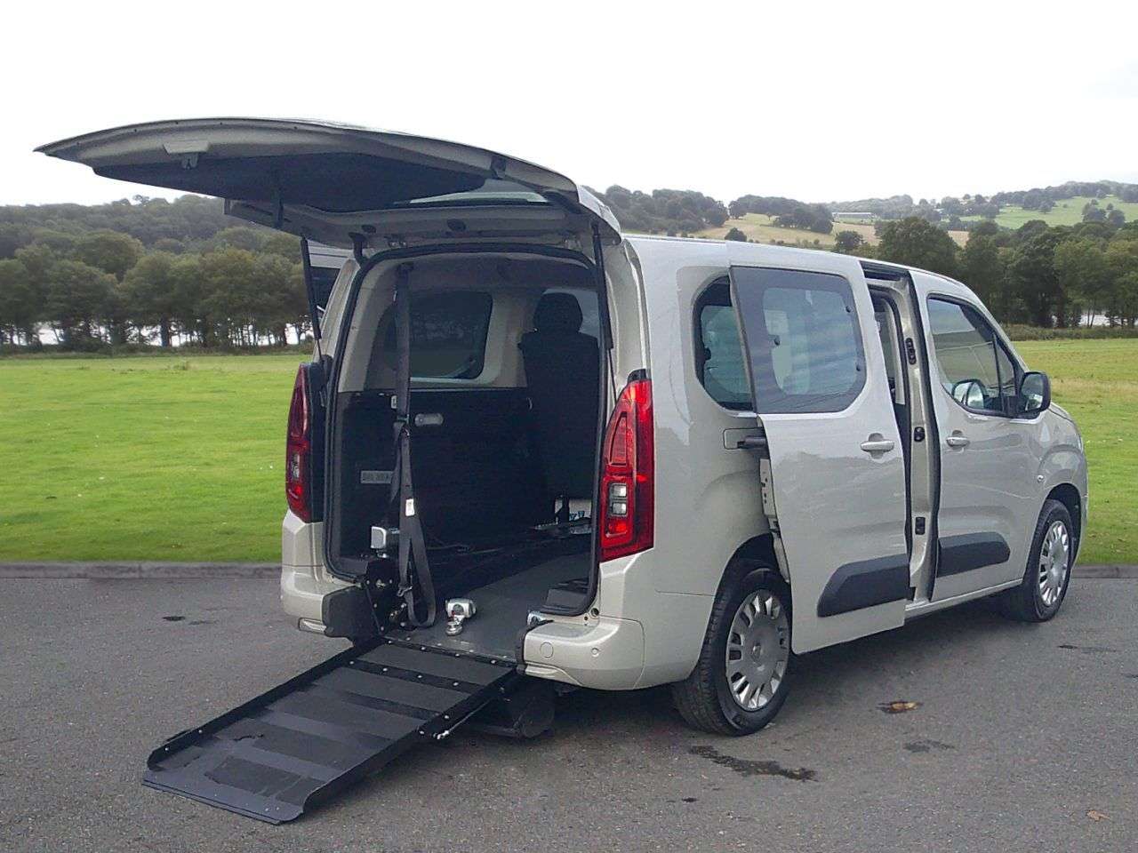 A 2021 VAUXHALL COMBO LIFE 1.2 Turbo Edition XL MPV 5dr Petrol Manual Euro 6 (s/s) (110 ps) Low mileag A 2021 VAUXHALL COMBO LIFE 1.2 Turbo Edition XL MPV 5dr Petrol Manual Euro 6 (s/s) (110 ps) Low mileag