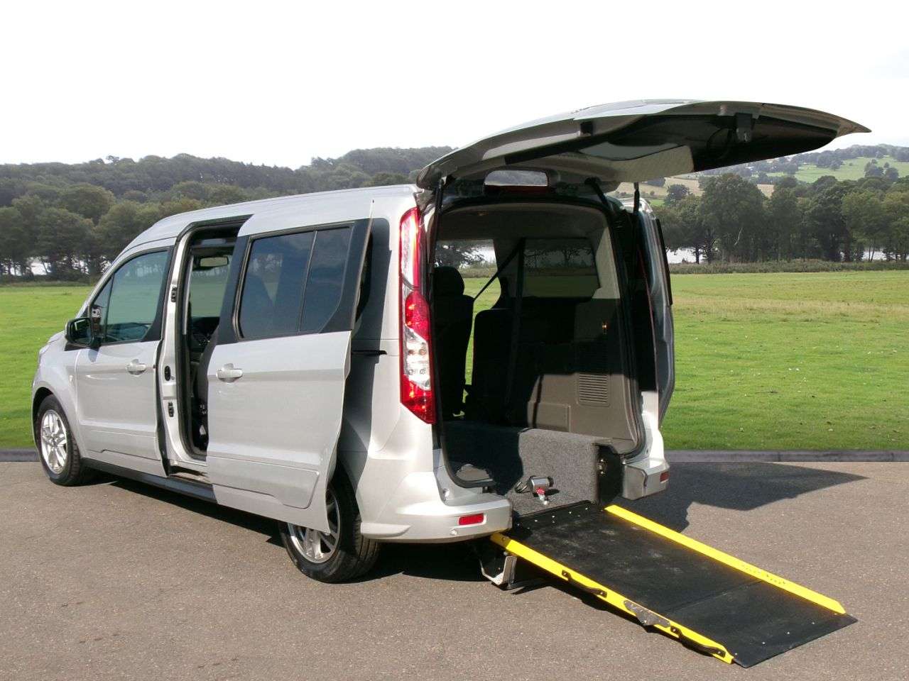 A 2020 FORD GRAND TOURNEO CONNECT 1.5 EcoBlue Titanium MPV 5dr Diesel Auto Euro 6 (s/s) (120 ps) 4 seats + Wh A 2020 FORD GRAND TOURNEO CONNECT 1.5 EcoBlue Titanium MPV 5dr Diesel Auto Euro 6 (s/s) (120 ps) 4 seats + Wh