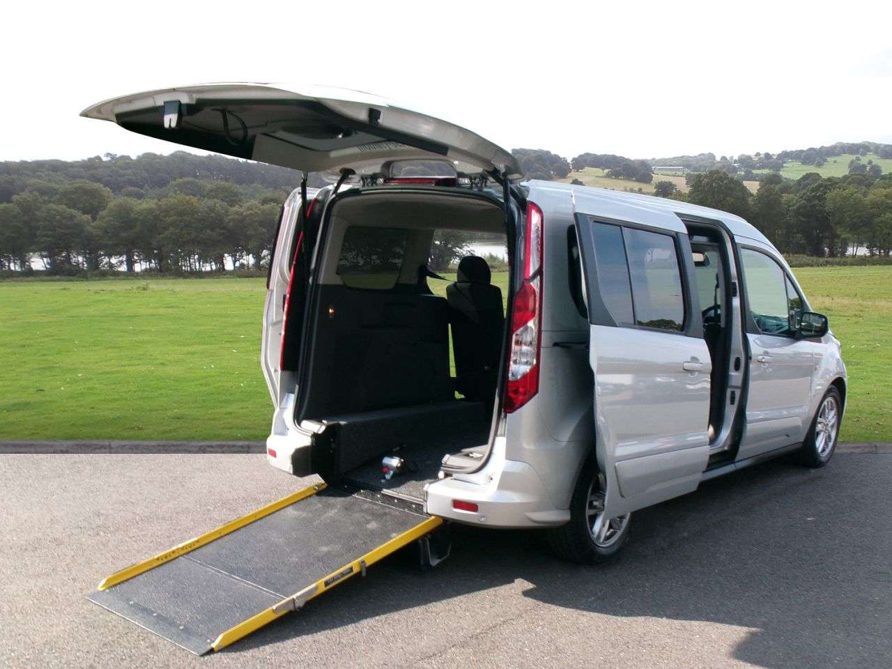 A 2020 FORD GRAND TOURNEO CONNECT 1.5 EcoBlue Titanium MPV 5dr Diesel Auto Euro 6 (s/s) (120 ps) 4 seats + Wh A 2020 FORD GRAND TOURNEO CONNECT 1.5 EcoBlue Titanium MPV 5dr Diesel Auto Euro 6 (s/s) (120 ps) 4 seats + Wh