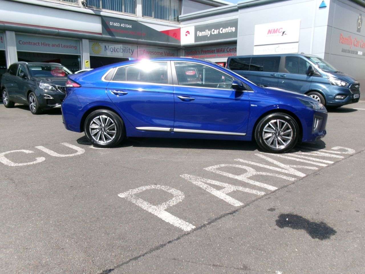 A 2021 HYUNDAI IONIQ 38.3kWh Premium Hatchback 5dr Electric Auto (136 ps) A 2021 HYUNDAI IONIQ 38.3kWh Premium Hatchback 5dr Electric Auto (136 ps)