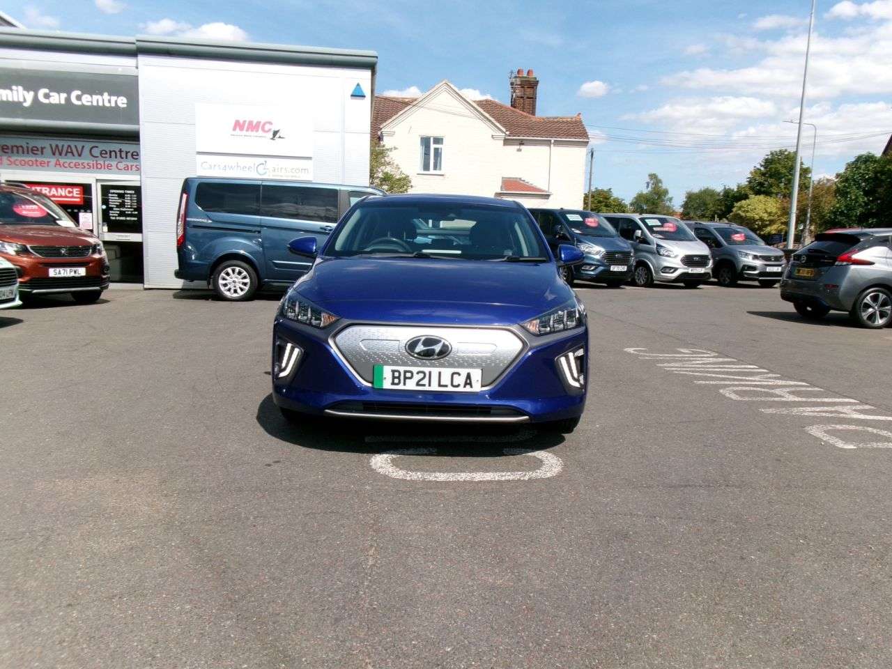 A 2021 HYUNDAI IONIQ 38.3kWh Premium Hatchback 5dr Electric Auto (136 ps) A 2021 HYUNDAI IONIQ 38.3kWh Premium Hatchback 5dr Electric Auto (136 ps)