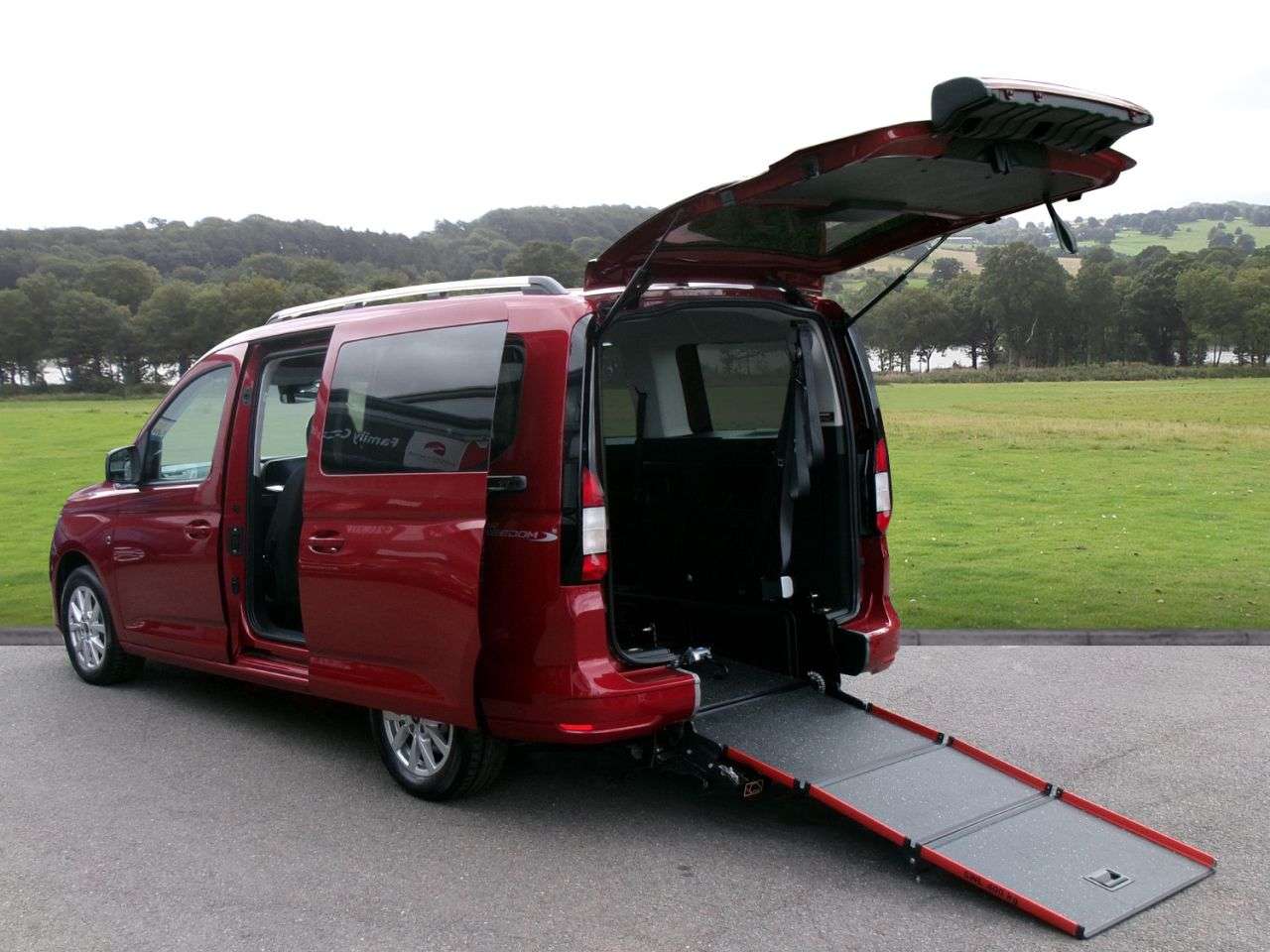 A 2023 FORD GRAND TOURNEO CONNECT 2.0 EcoBlue Titanium MPV 5dr Diesel DCT Euro 6 (s/s) (122 ps) Automatic and A 2023 FORD GRAND TOURNEO CONNECT 2.0 EcoBlue Titanium MPV 5dr Diesel DCT Euro 6 (s/s) (122 ps) Automatic and
