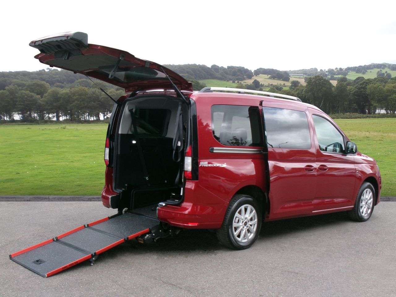 A 2023 FORD GRAND TOURNEO CONNECT 2.0 EcoBlue Titanium MPV 5dr Diesel DCT Euro 6 (s/s) (122 ps) Automatic and A 2023 FORD GRAND TOURNEO CONNECT 2.0 EcoBlue Titanium MPV 5dr Diesel DCT Euro 6 (s/s) (122 ps) Automatic and