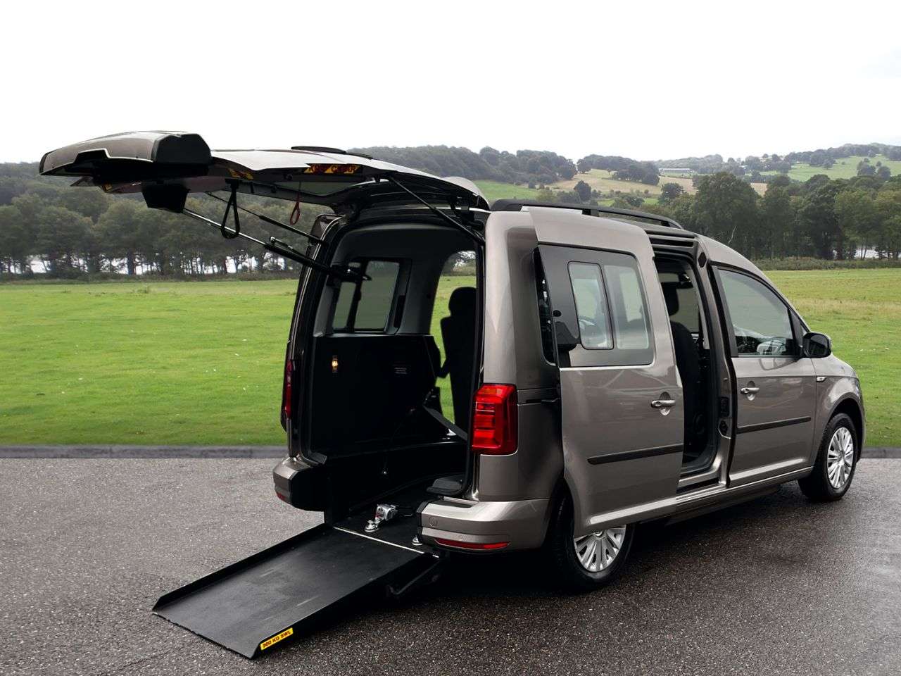 A 2020 VOLKSWAGEN CADDY LIFE 2.0 TDI MPV 5dr Diesel DSG Euro 6 (s/s) (102 ps) Low Mileage, Power Tailgat A 2020 VOLKSWAGEN CADDY LIFE 2.0 TDI MPV 5dr Diesel DSG Euro 6 (s/s) (102 ps) Low Mileage, Power Tailgat