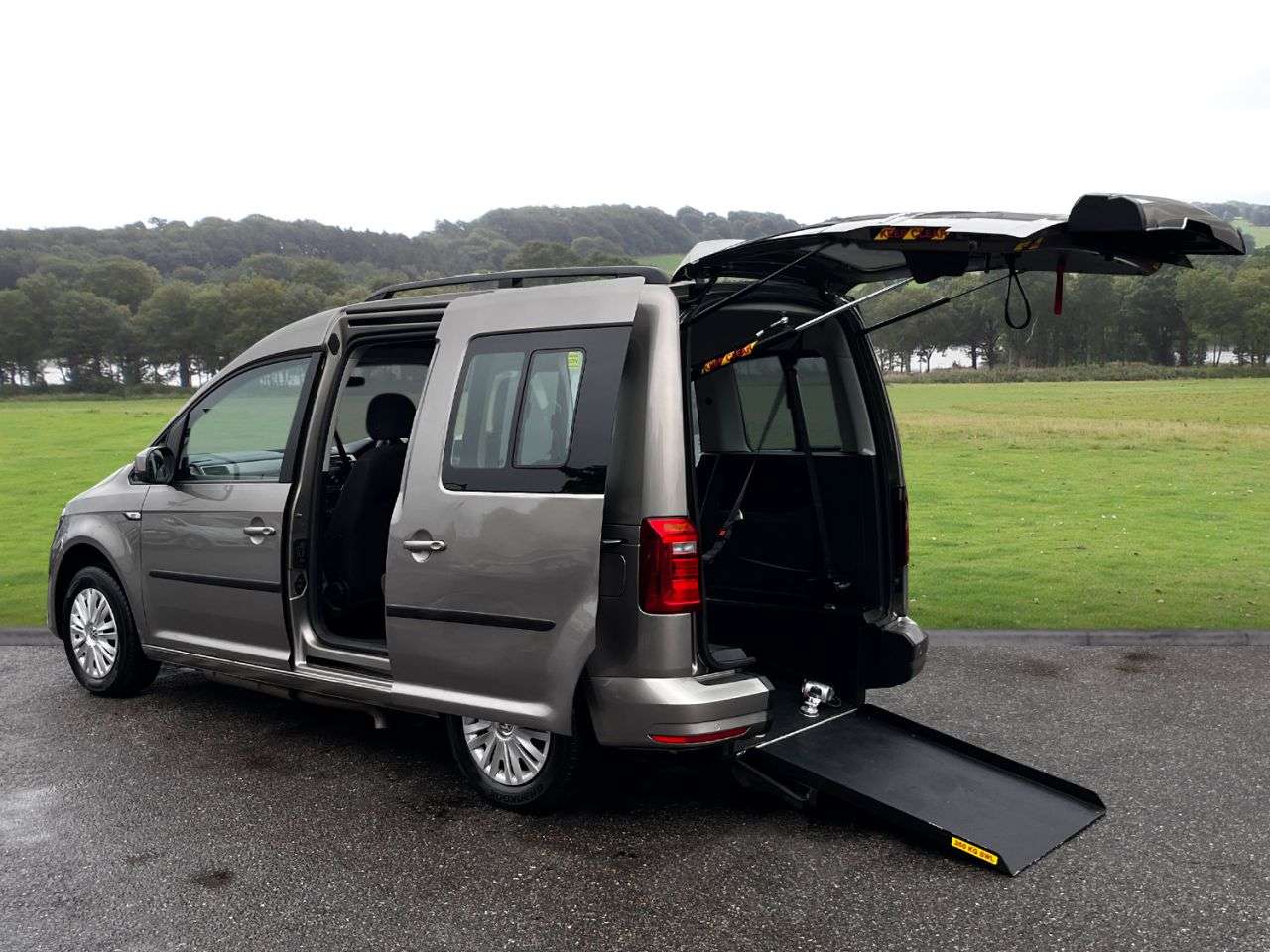 A 2020 VOLKSWAGEN CADDY LIFE 2.0 TDI MPV 5dr Diesel DSG Euro 6 (s/s) (102 ps) Low Mileage, Power Tailgat A 2020 VOLKSWAGEN CADDY LIFE 2.0 TDI MPV 5dr Diesel DSG Euro 6 (s/s) (102 ps) Low Mileage, Power Tailgat
