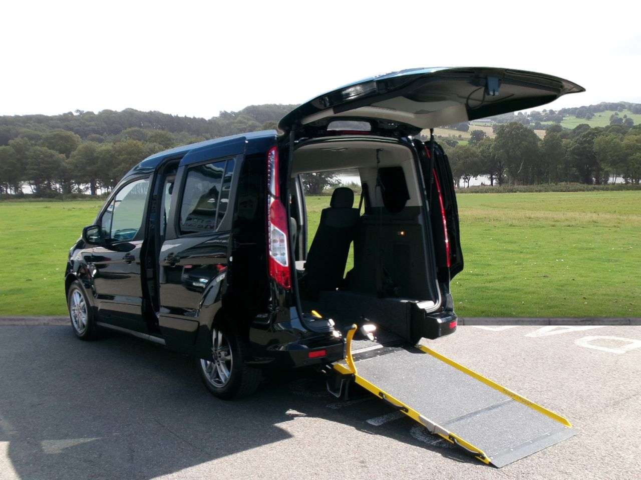 A 2021 FORD TOURNEO CONNECT 1.5 EcoBlue Titanium MPV 5dr Diesel Auto Euro 6 (s/s) (120 ps) Automatic, L A 2021 FORD TOURNEO CONNECT 1.5 EcoBlue Titanium MPV 5dr Diesel Auto Euro 6 (s/s) (120 ps) Automatic, L