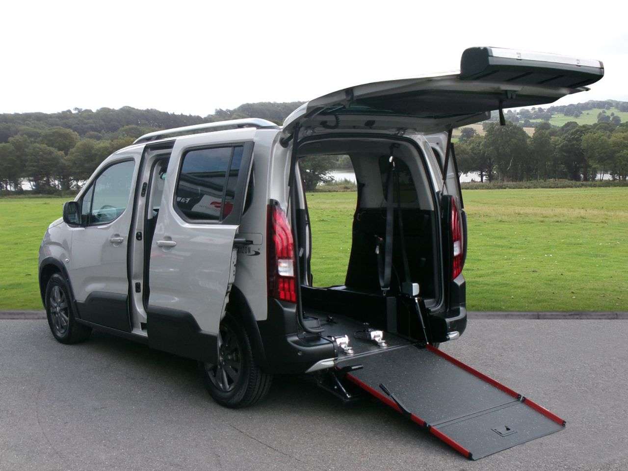 A 2022 PEUGEOT RIFTER 1.5 BlueHDi Allure Premium Standard MPV 5dr Diese wheelchair Automatic A 2022 PEUGEOT RIFTER 1.5 BlueHDi Allure Premium Standard MPV 5dr Diese wheelchair Automatic
