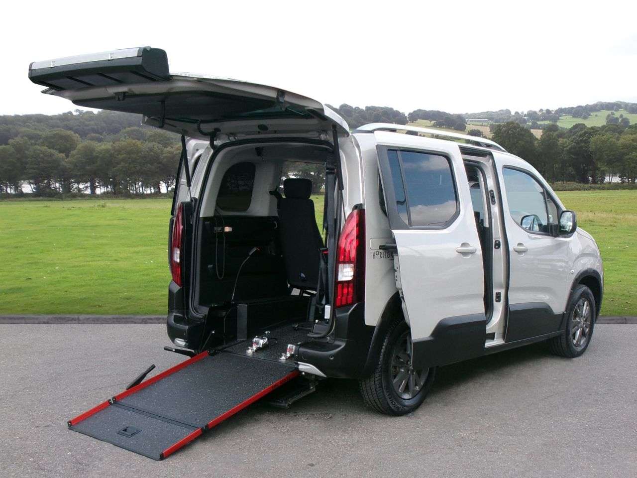 A 2022 PEUGEOT RIFTER 1.5 BlueHDi Allure Premium Standard MPV 5dr Diese wheelchair Automatic A 2022 PEUGEOT RIFTER 1.5 BlueHDi Allure Premium Standard MPV 5dr Diese wheelchair Automatic