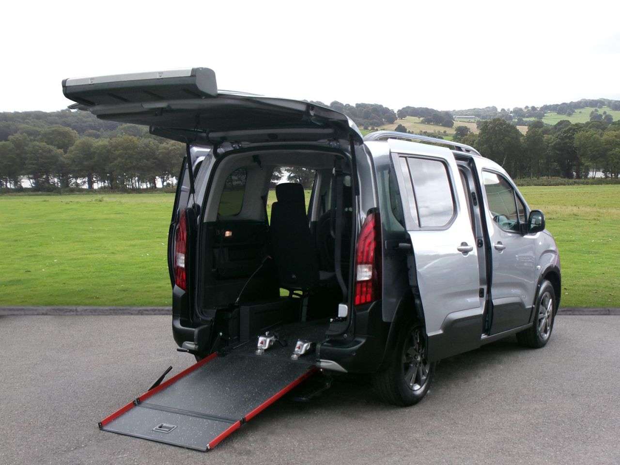A 2023 PEUGEOT RIFTER 1.5 BlueHDi Allure Standard MPV 5dr Diesel EAT Euro 6 (s/s) (130 ps) AUTOMA A 2023 PEUGEOT RIFTER 1.5 BlueHDi Allure Standard MPV 5dr Diesel EAT Euro 6 (s/s) (130 ps) AUTOMA