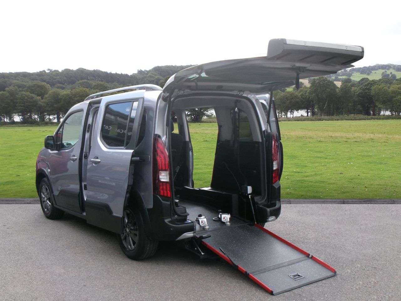A 2023 PEUGEOT RIFTER 1.5 BlueHDi Allure Standard MPV 5dr Diesel EAT Euro 6 (s/s) (130 ps) AUTOMA A 2023 PEUGEOT RIFTER 1.5 BlueHDi Allure Standard MPV 5dr Diesel EAT Euro 6 (s/s) (130 ps) AUTOMA