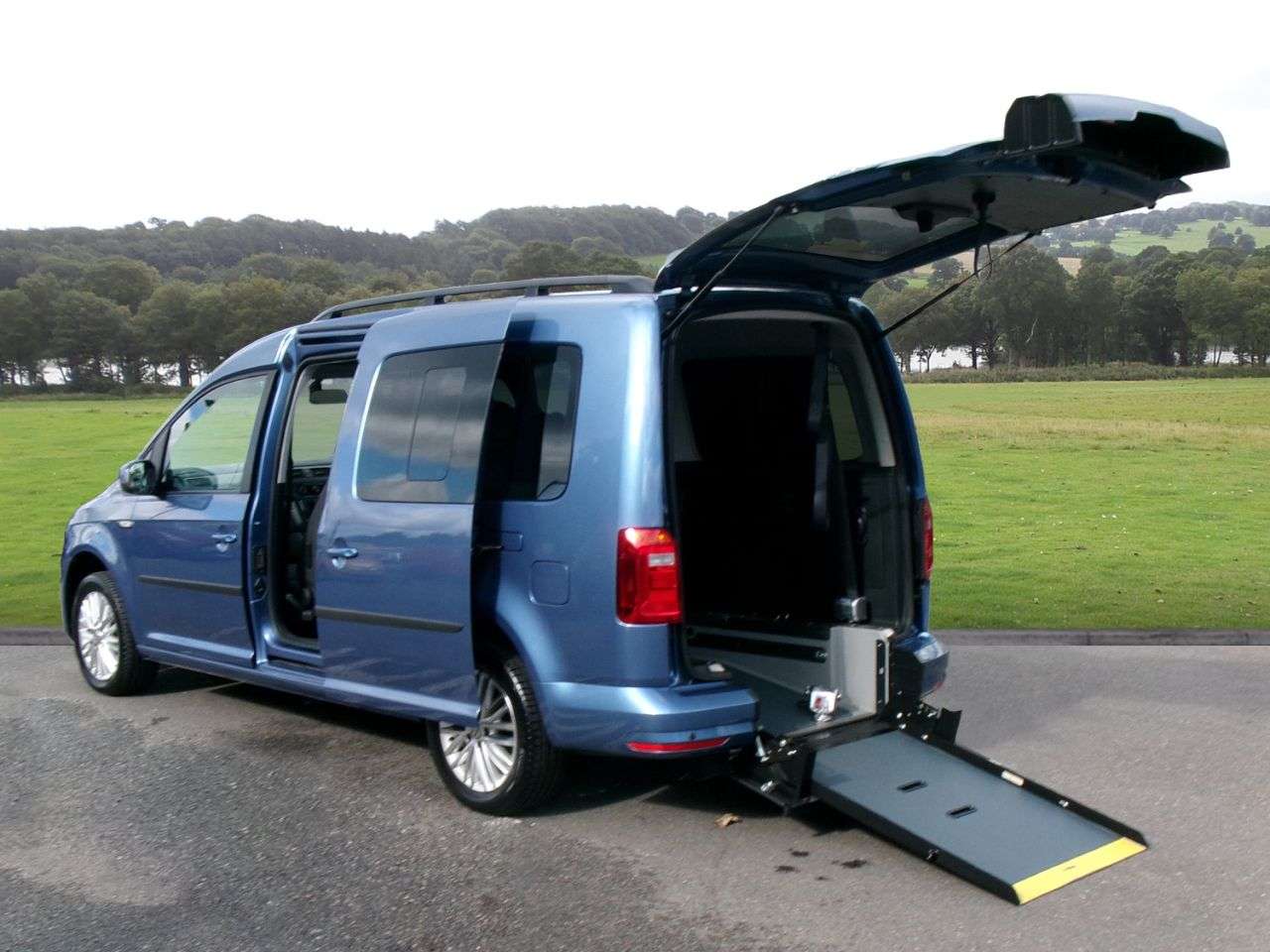 A 2021 VOLKSWAGEN CADDY MAXI LIFE 2.0 TDI MPV 5dr Diesel DSG Euro 6 (s/s) (102 ps) A 2021 VOLKSWAGEN CADDY MAXI LIFE 2.0 TDI MPV 5dr Diesel DSG Euro 6 (s/s) (102 ps)