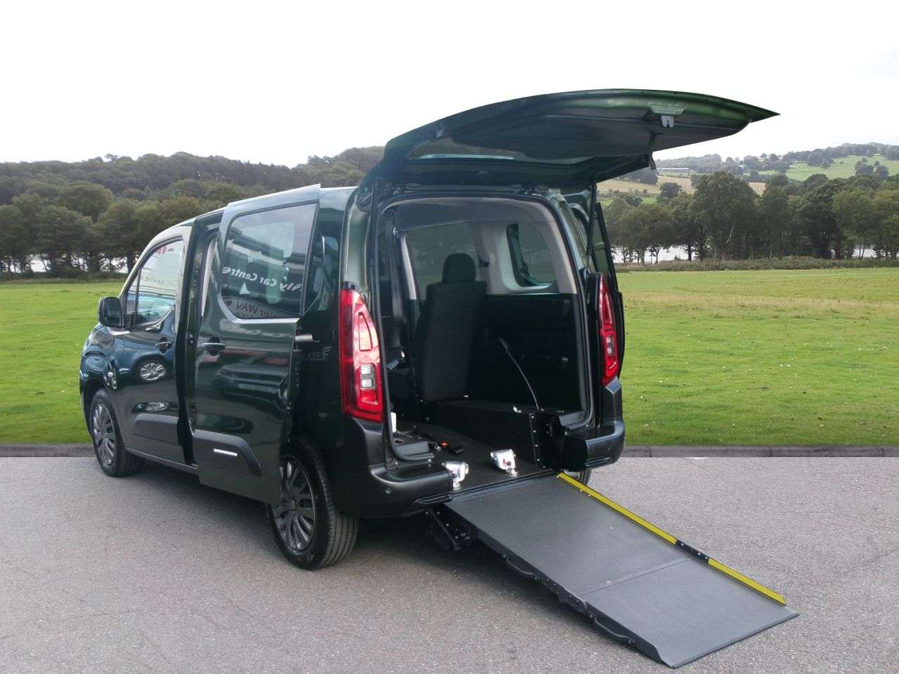 A 2025 CITROEN BERLINGO 1.5 BlueHDi PLUS M Combi Van Double Cab 5dr Diesel EAT8 Euro 6 (s/s) (130 p A 2025 CITROEN BERLINGO 1.5 BlueHDi PLUS M Combi Van Double Cab 5dr Diesel EAT8 Euro 6 (s/s) (130 p