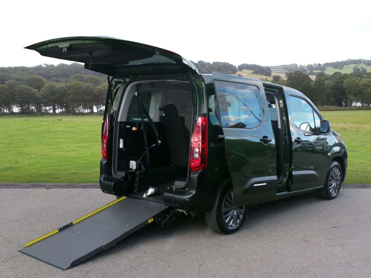 A 2025 CITROEN BERLINGO 1.5 BlueHDi PLUS M Combi Van Double Cab 5dr Diesel EAT8 Euro 6 (s/s) (130 p A 2025 CITROEN BERLINGO 1.5 BlueHDi PLUS M Combi Van Double Cab 5dr Diesel EAT8 Euro 6 (s/s) (130 p