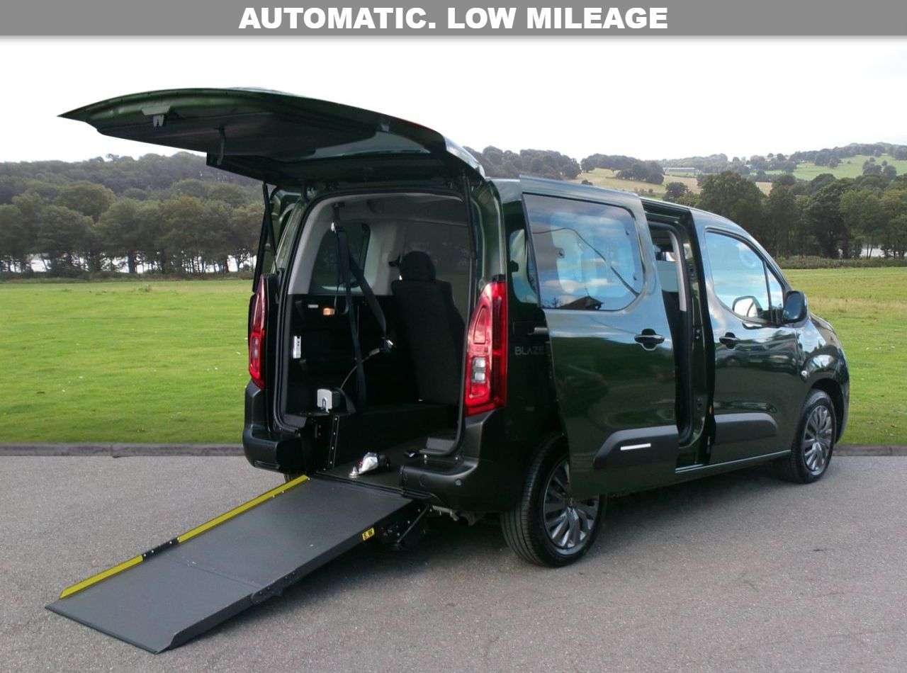 A 2025 CITROEN BERLINGO 1.5 BlueHDi PLUS M Combi Van Double Cab 5dr Diesel EAT8 Euro 6 (s/s) (130 p A 2025 CITROEN BERLINGO 1.5 BlueHDi PLUS M Combi Van Double Cab 5dr Diesel EAT8 Euro 6 (s/s) (130 p