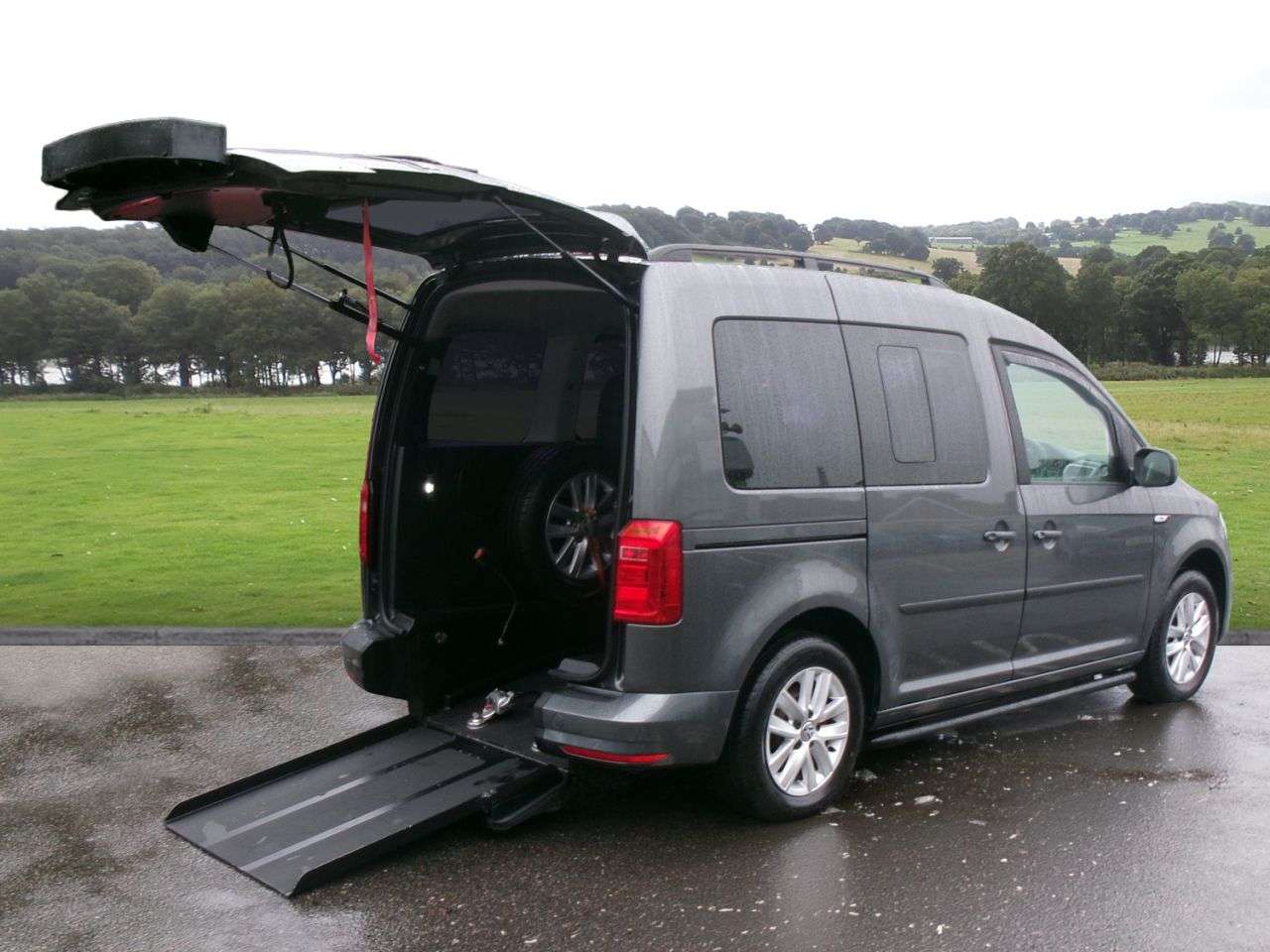 A 2016 VOLKSWAGEN CADDY LIFE 2.0 TDI BlueMotion Tech MPV 5dr Diesel DSG Euro 6 (s/s) (102 ps) Low Mileag A 2016 VOLKSWAGEN CADDY LIFE 2.0 TDI BlueMotion Tech MPV 5dr Diesel DSG Euro 6 (s/s) (102 ps) Low Mileag