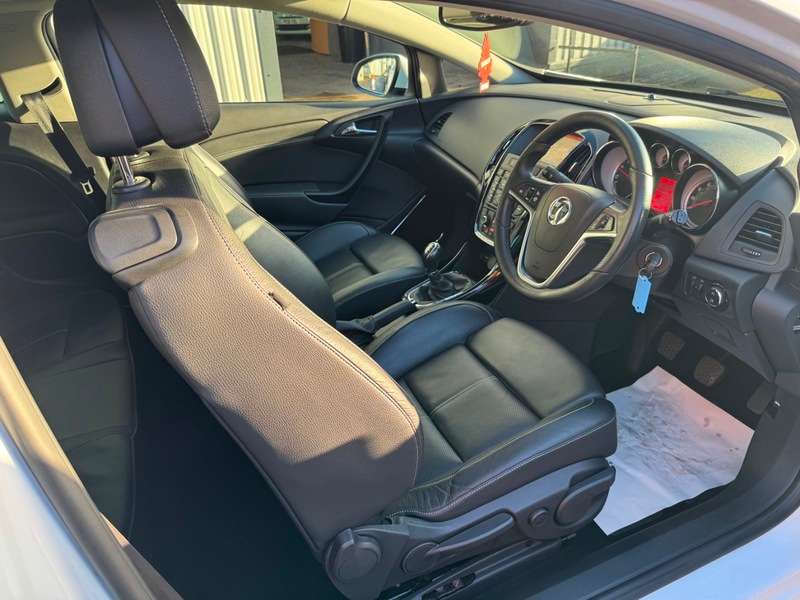 A 2015 VAUXHALL ASTRA GTC 1.4i Turbo 16V 120BHP Limited Edition Coupe Euro 6 **FULL Service History / Stunning High Spec Model** A 2015 VAUXHALL ASTRA GTC 1.4i Turbo 16V 120BHP Limited Edition Coupe Euro 6 **FULL Service History / Stunning High Spec Model**