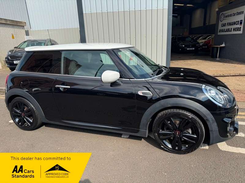A 2020 MINI MINI Cooper Automatic 1.5i 12V 134BHP Euro 6 Sport Series II **John Cooper Works Styling Inside & Out** A 2020 MINI MINI Cooper Automatic 1.5i 12V 134BHP Euro 6 Sport Series II **John Cooper Works Styling Inside & Out**