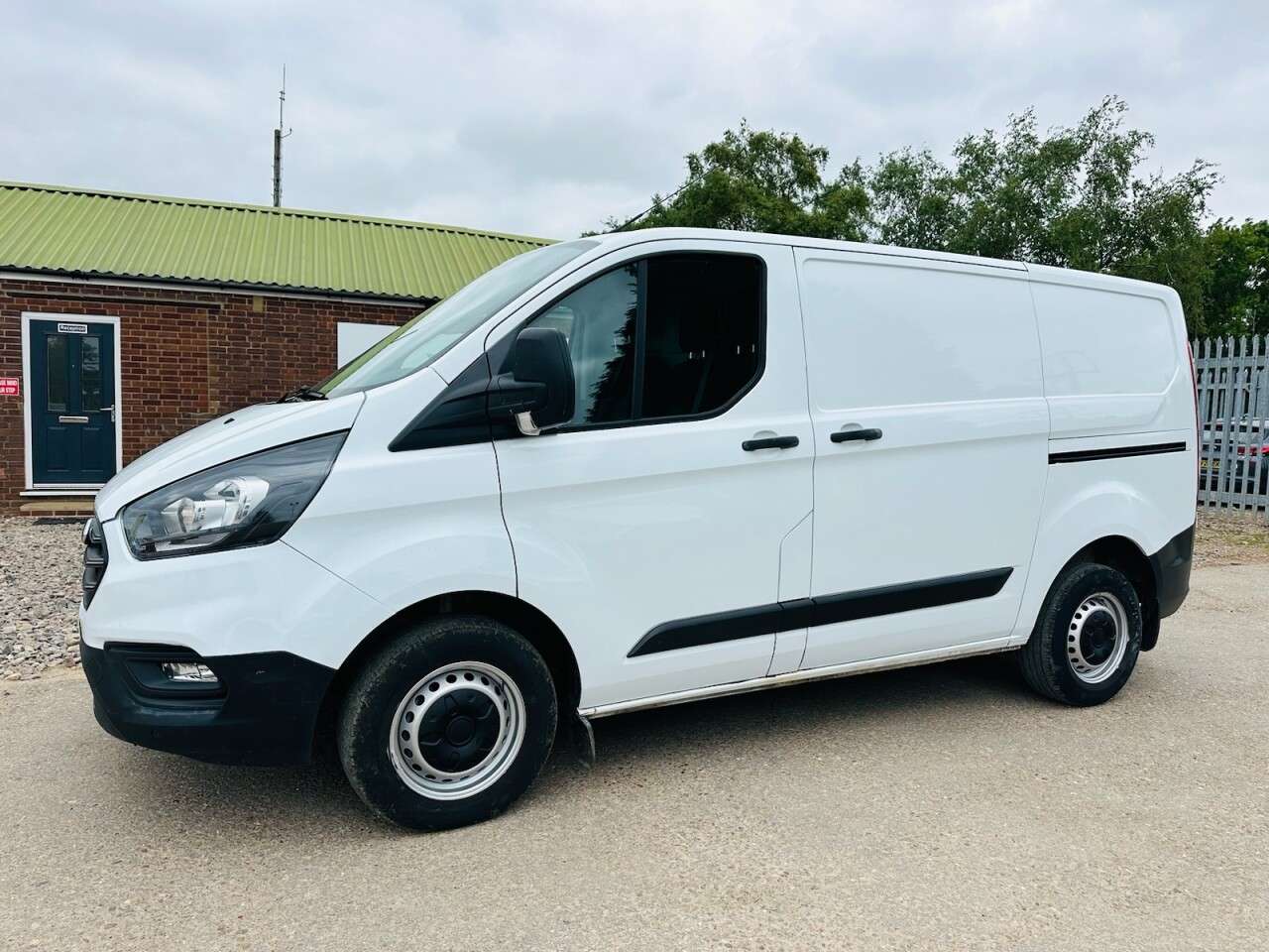 A 2021 FORD TRANSIT CUSTOM 2.0 300 EcoBlue Leader Panel Van 5dr Diesel Manual L1 H1 Euro 6 (s/s) (105 A 2021 FORD TRANSIT CUSTOM 2.0 300 EcoBlue Leader Panel Van 5dr Diesel Manual L1 H1 Euro 6 (s/s) (105