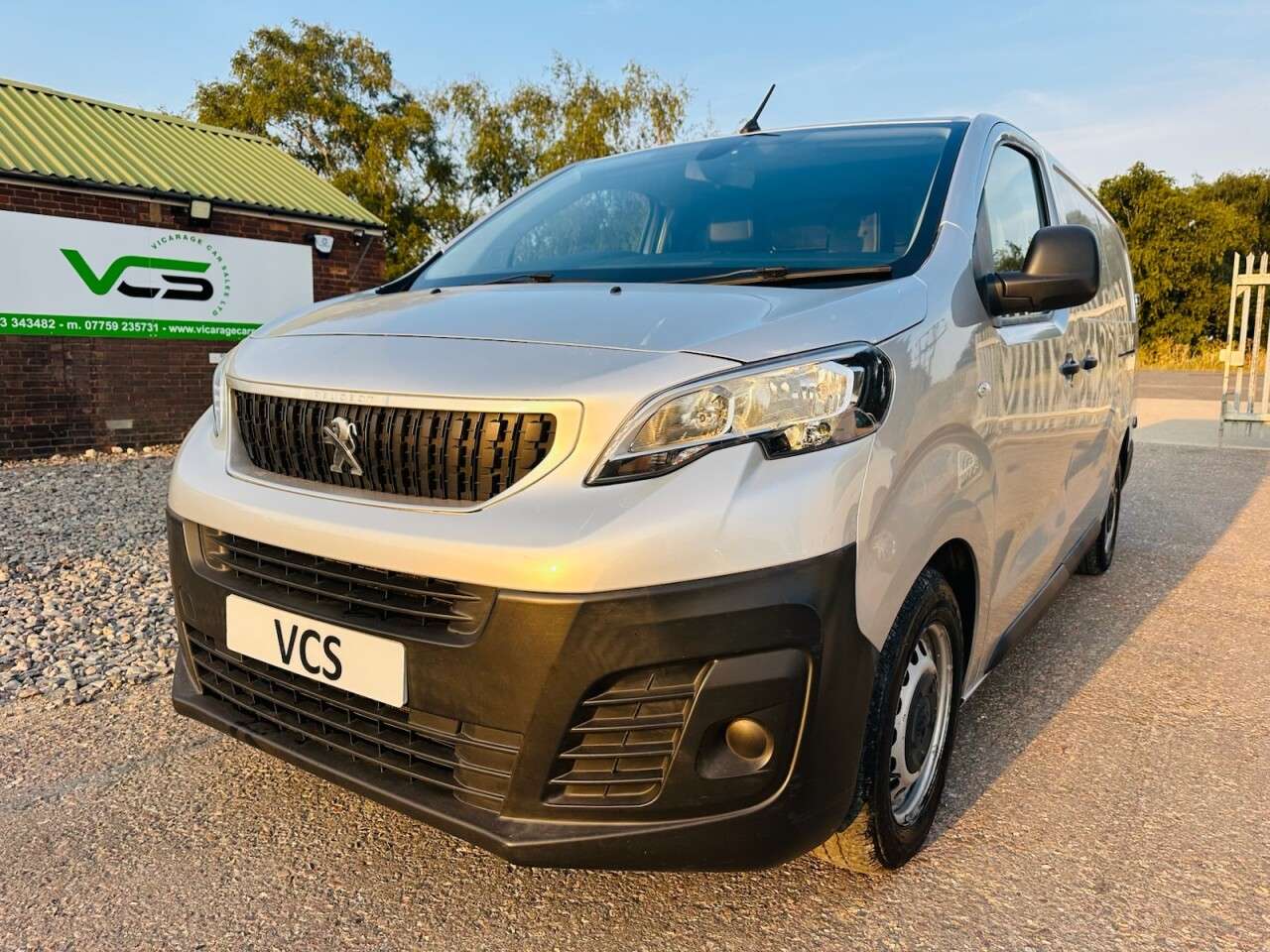 A 2019 PEUGEOT EXPERT 2.0 BlueHDi 1400 Professional Long Panel Van 6dr Diesel Manual LWB Euro 6 ( A 2019 PEUGEOT EXPERT 2.0 BlueHDi 1400 Professional Long Panel Van 6dr Diesel Manual LWB Euro 6 (