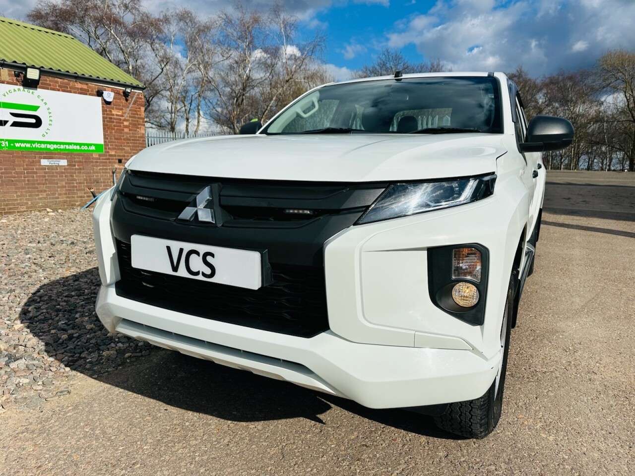 A 2020 MITSUBISHI L200 2.2 DI-D DC 4Life Pickup Double Cab 4dr Diesel Manual 4WD Euro 6 (s/s) (150 A 2020 MITSUBISHI L200 2.2 DI-D DC 4Life Pickup Double Cab 4dr Diesel Manual 4WD Euro 6 (s/s) (150