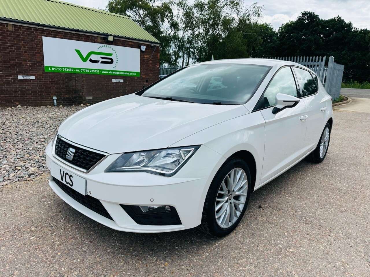 A 2020 SEAT LEON 1.6 TDI SE Dynamic Hatchback 5dr Diesel Manual Euro 6 (s/s) (115 ps) A 2020 SEAT LEON 1.6 TDI SE Dynamic Hatchback 5dr Diesel Manual Euro 6 (s/s) (115 ps)