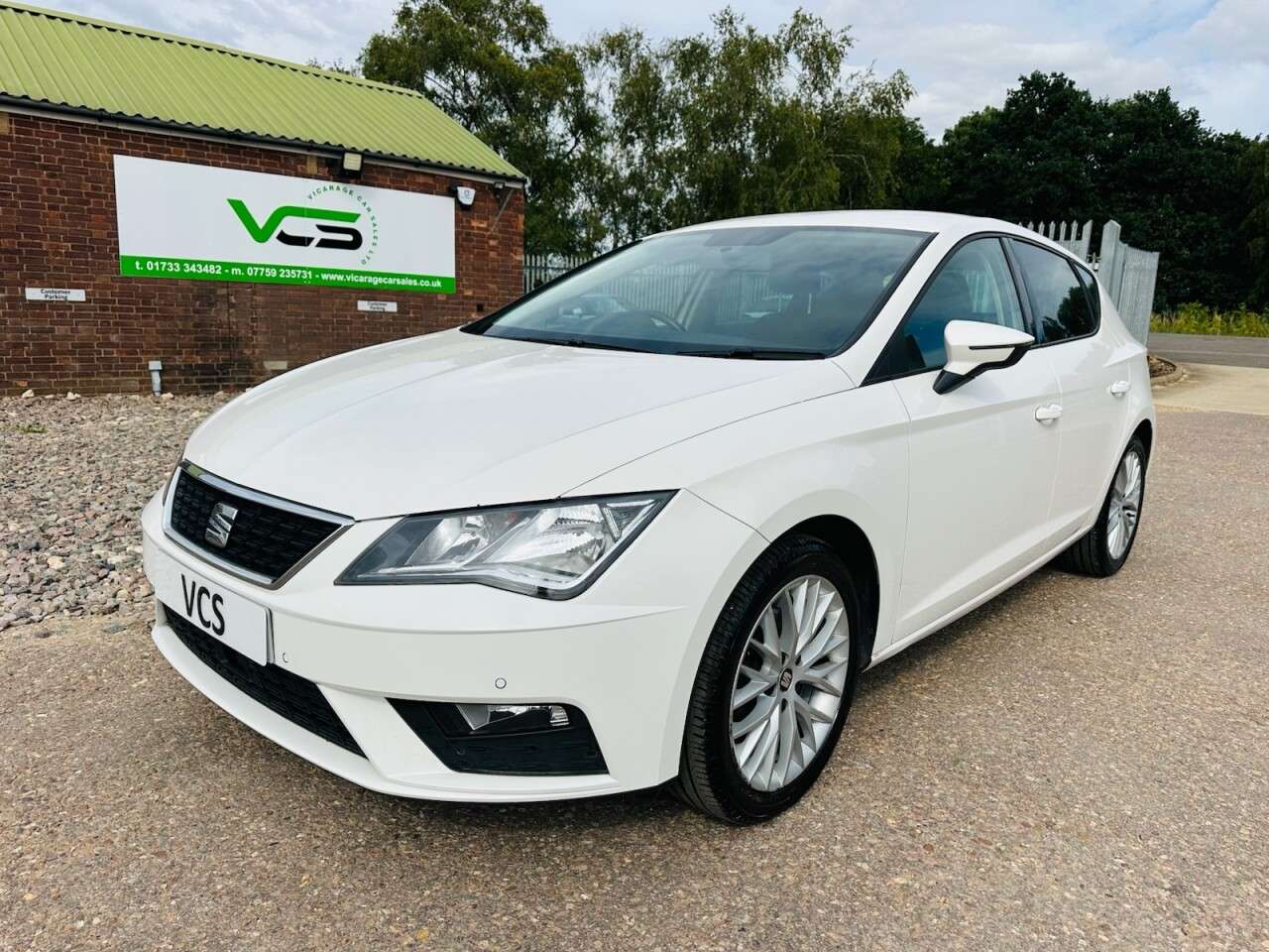 A 2020 SEAT LEON 1.6 TDI SE Dynamic Hatchback 5dr Diesel Manual Euro 6 (s/s) (115 ps) A 2020 SEAT LEON 1.6 TDI SE Dynamic Hatchback 5dr Diesel Manual Euro 6 (s/s) (115 ps)