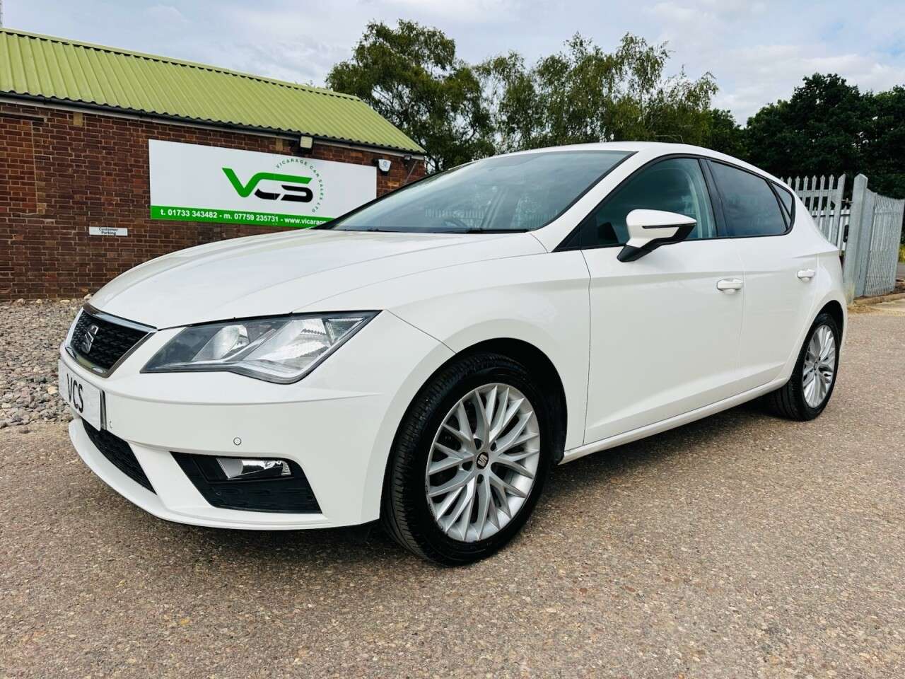 A 2020 SEAT LEON 1.6 TDI SE Dynamic Hatchback 5dr Diesel Manual Euro 6 (s/s) (115 ps) A 2020 SEAT LEON 1.6 TDI SE Dynamic Hatchback 5dr Diesel Manual Euro 6 (s/s) (115 ps)