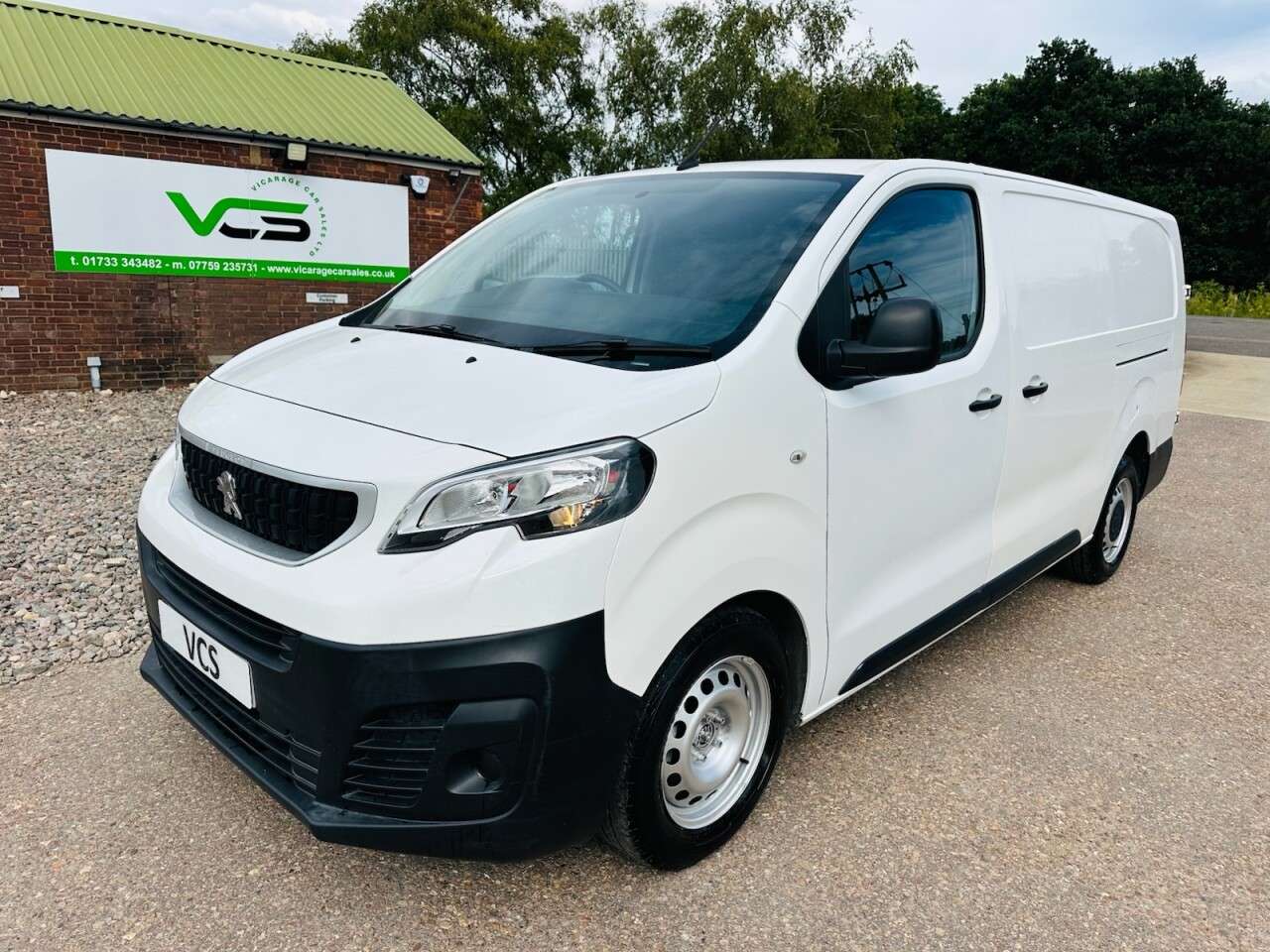A 2017 PEUGEOT EXPERT 1.6 BlueHDi 1200 S Long Panel Van 6dr Diesel Manual LWB Euro 6 (95 ps) A 2017 PEUGEOT EXPERT 1.6 BlueHDi 1200 S Long Panel Van 6dr Diesel Manual LWB Euro 6 (95 ps)