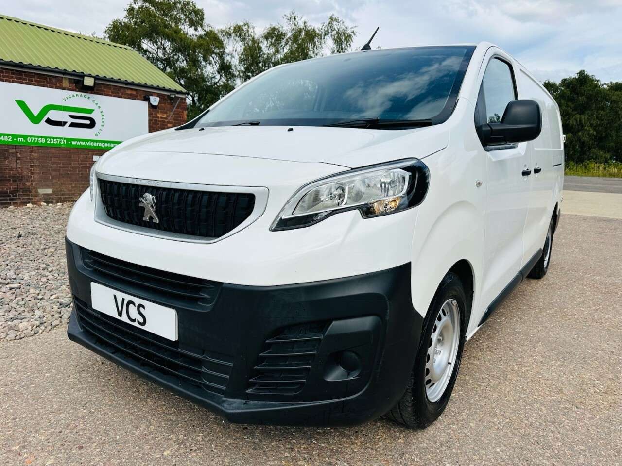 A 2017 PEUGEOT EXPERT 1.6 BlueHDi 1200 S Long Panel Van 6dr Diesel Manual LWB Euro 6 (95 ps) A 2017 PEUGEOT EXPERT 1.6 BlueHDi 1200 S Long Panel Van 6dr Diesel Manual LWB Euro 6 (95 ps)