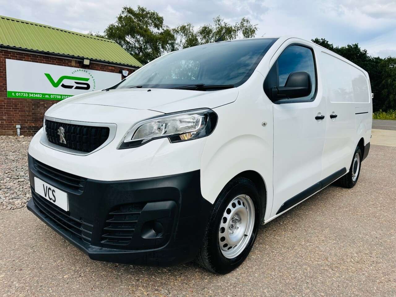 A 2017 PEUGEOT EXPERT 1.6 BlueHDi 1200 S Long Panel Van 6dr Diesel Manual LWB Euro 6 (95 ps) A 2017 PEUGEOT EXPERT 1.6 BlueHDi 1200 S Long Panel Van 6dr Diesel Manual LWB Euro 6 (95 ps)